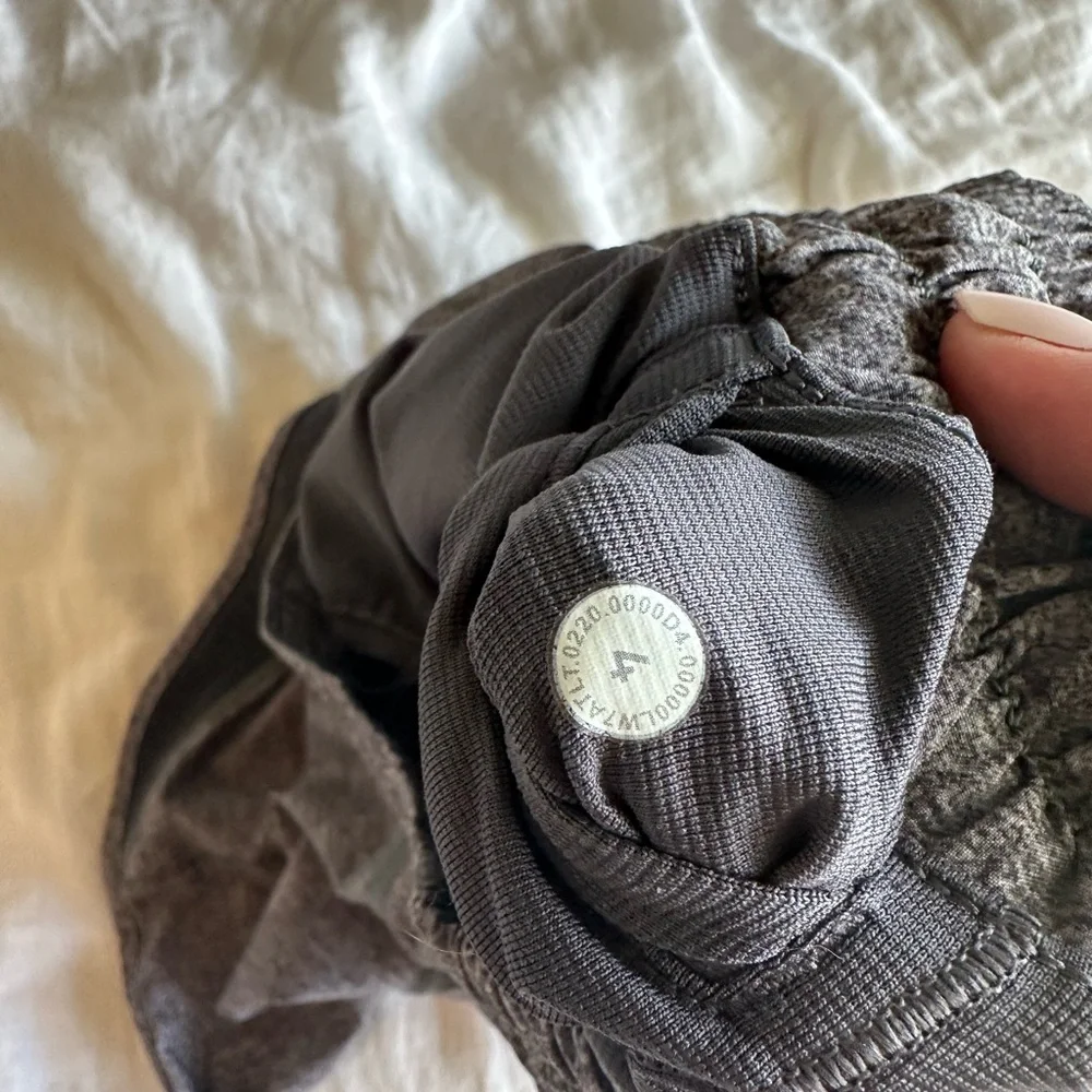 Lululemon Hotty Hot Lined Short 2.5 Gray - Picture 4 of 4